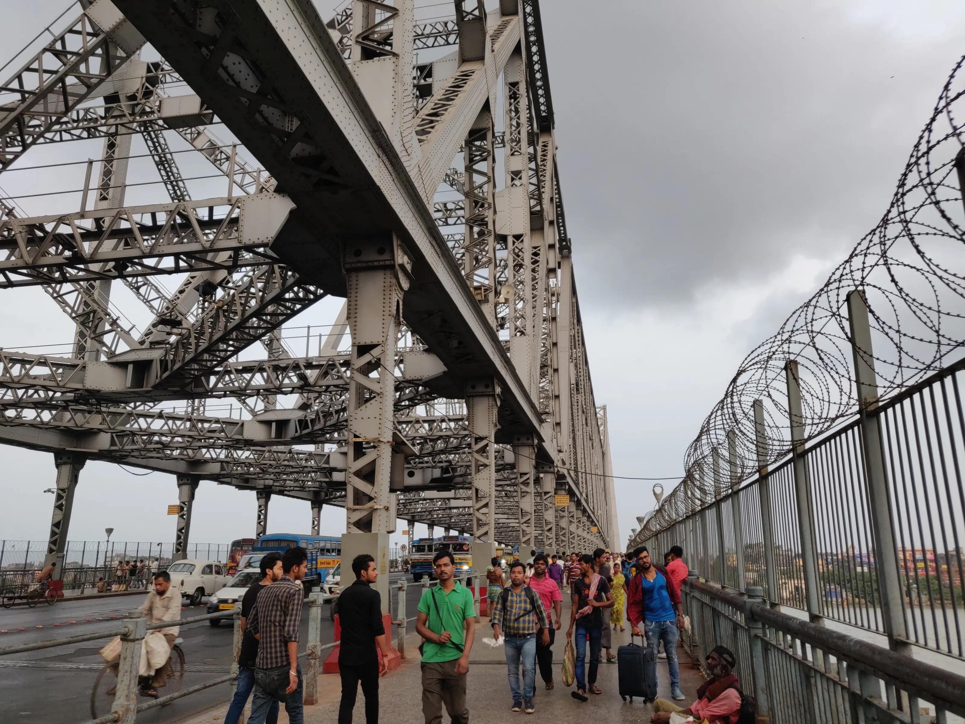 Walking across the Hooghly along the Howrah bridge