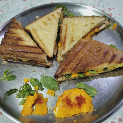 Mango sandwiches, cut and ready-to-eat.