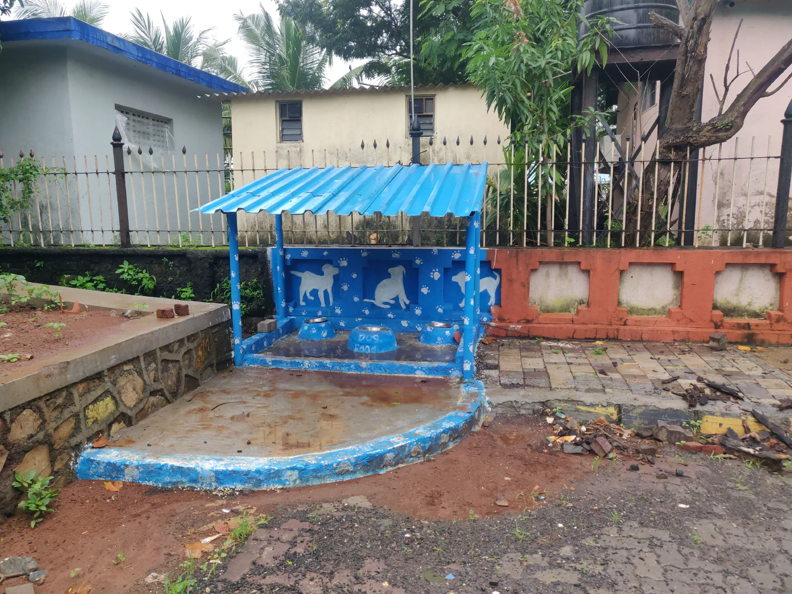 Blue shed with bowls for dog food.